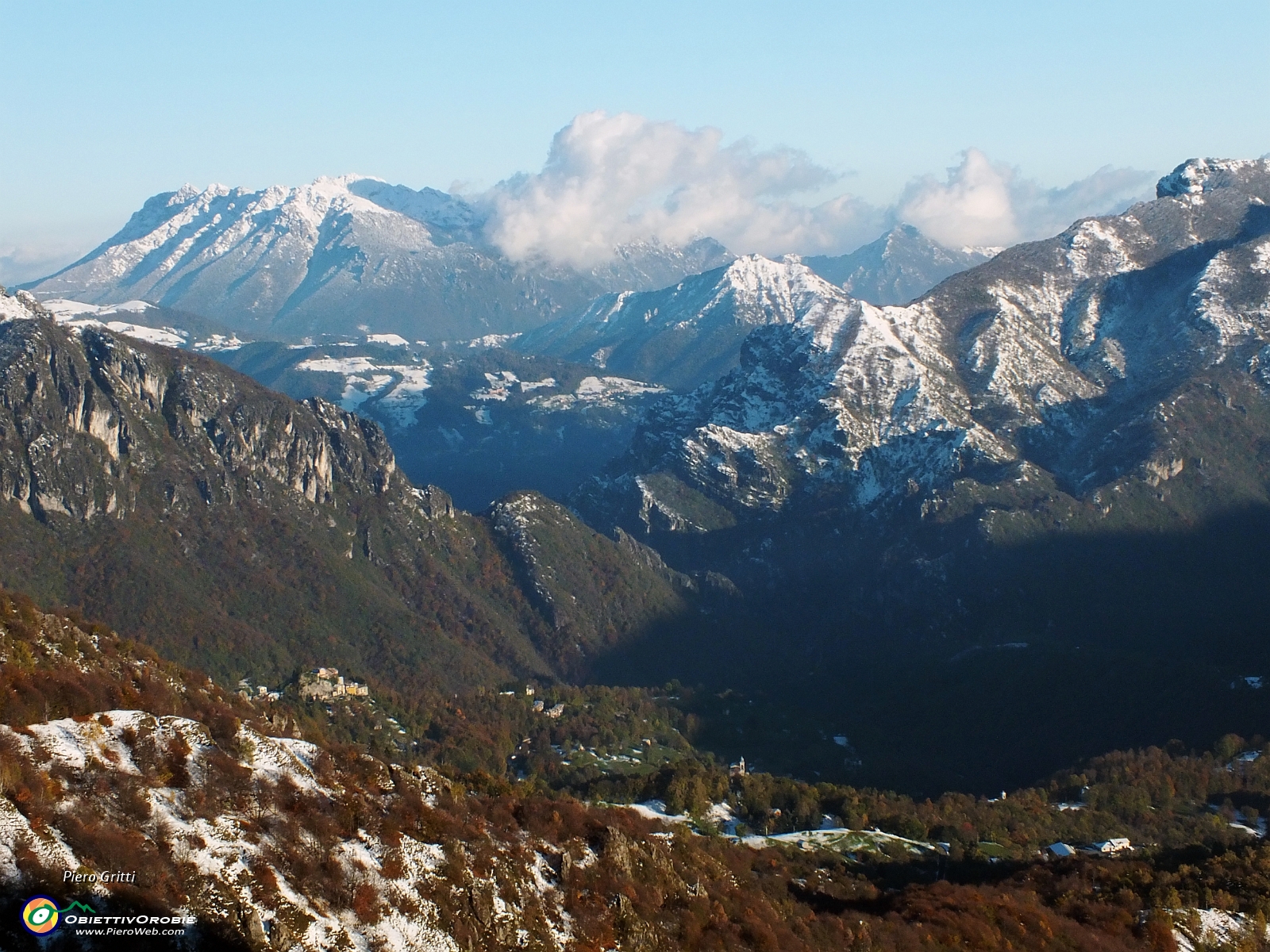 39 vista verso la Val Taleggio e fino all'Alben....JPG